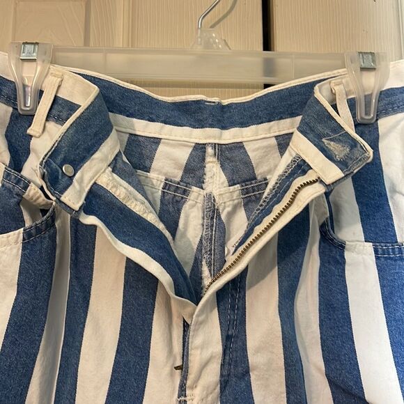 Vintage Chic Blue and White Striped Denim High Rise Shorts 1980s Waist 29 Inches - Picture 9 of 16